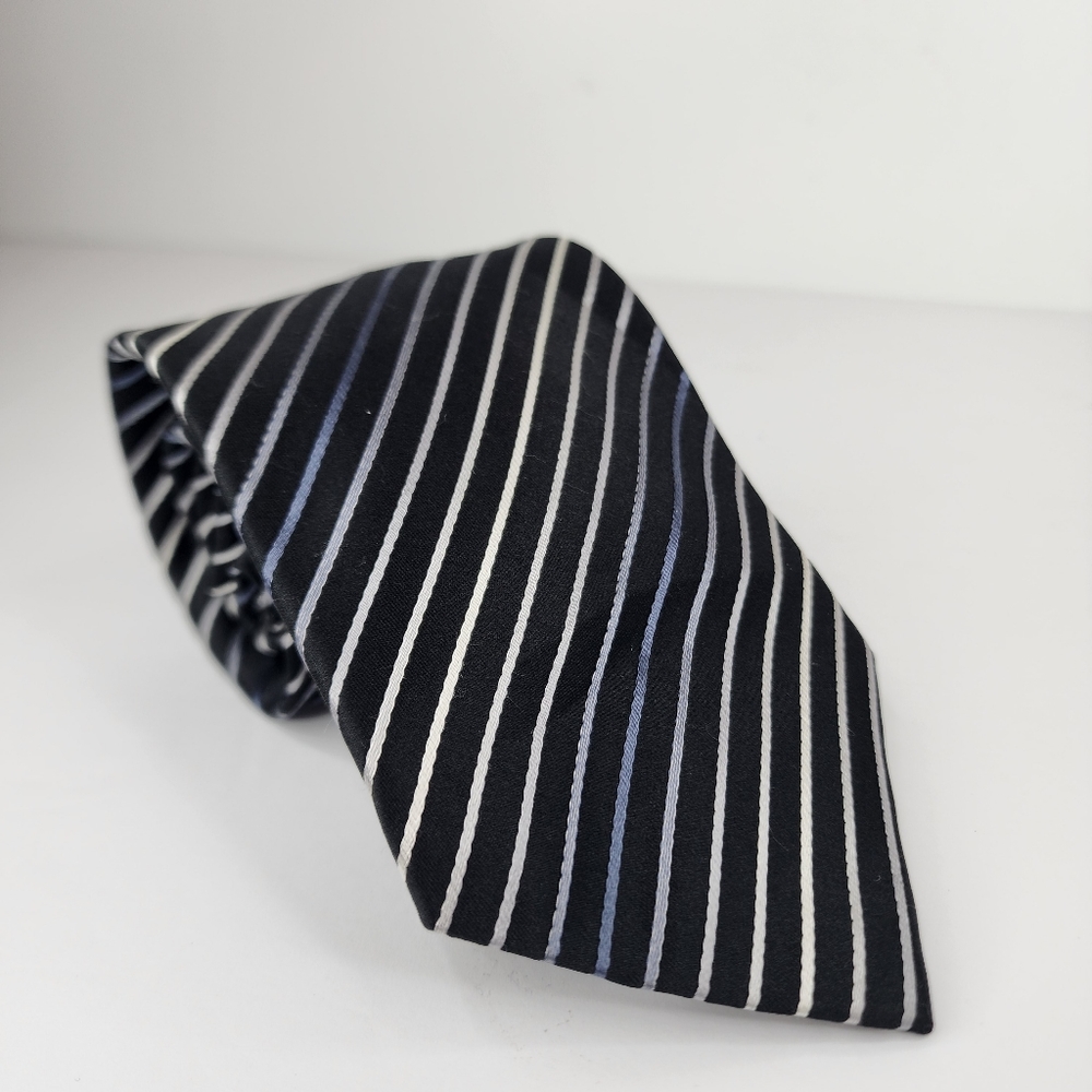 KENNETH COLE REACTION Black Silk Tie.